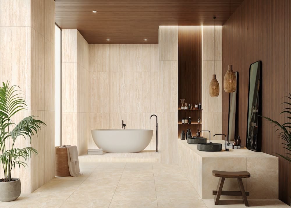 Baño de lujo con travertino, tina independiente, doble lavabo y grifería negra mate — showroom A.MODO
