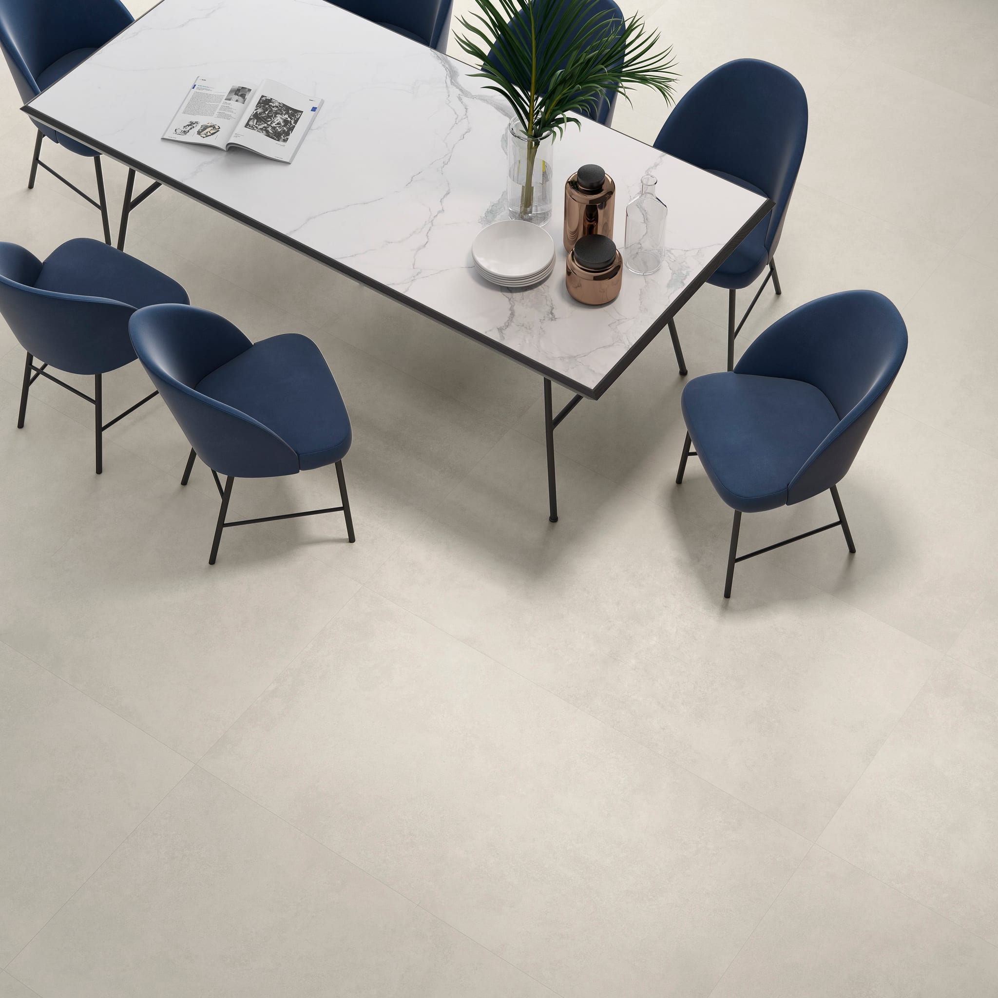 Comedor sobre porcelanato Wonder Mud con sillas navy — showroom A.MODO